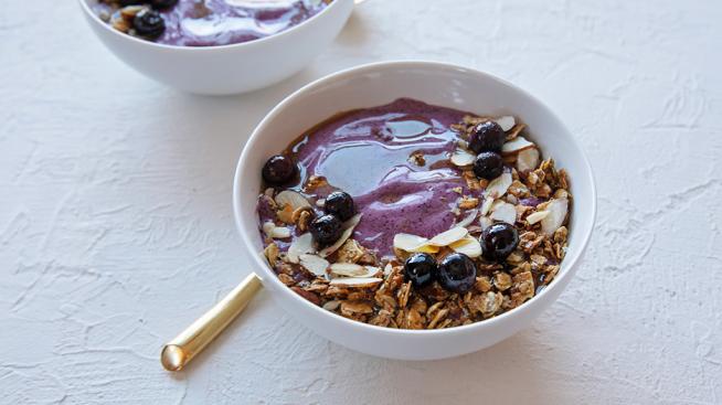 Smoothie Bowl with Granola